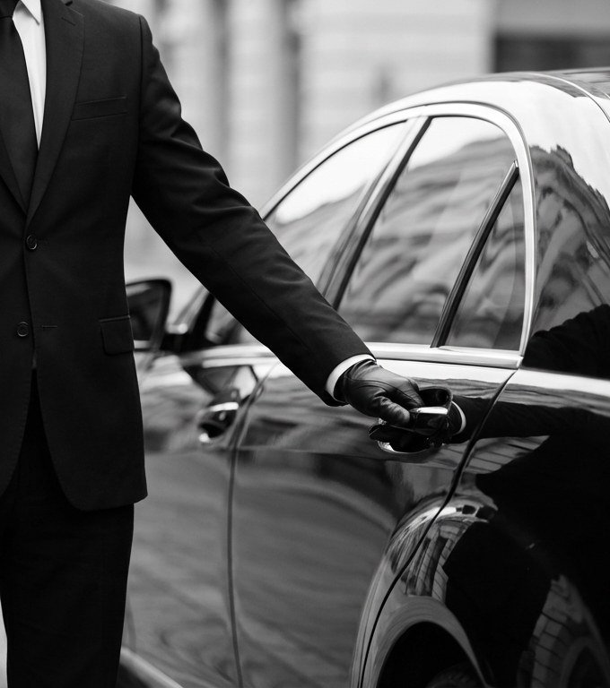 Chauffeur ouvrant la portière d'une berline
